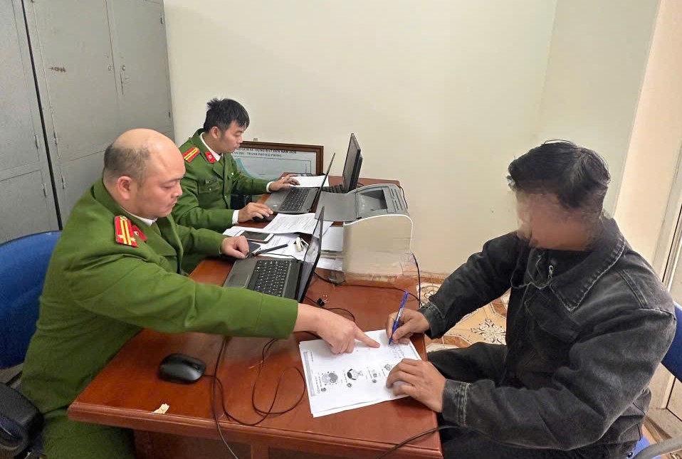 Phòng An ninh mạng và phòng, chống tội phạm sử dụng công nghệ cao và Công an xã An Phú: Xử lý trường hợp bình luận, chia sẻ thông tin vi phạm quy định trên không gian mạng